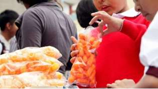 Prohíben diputados vender comida chatarra en escuelas